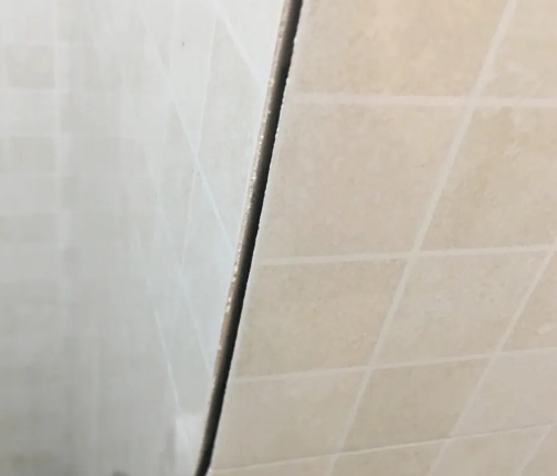 依安瓷砖空鼓维修公司分享阳台瓷砖脱落的修复过程可以分为以下几个步骤