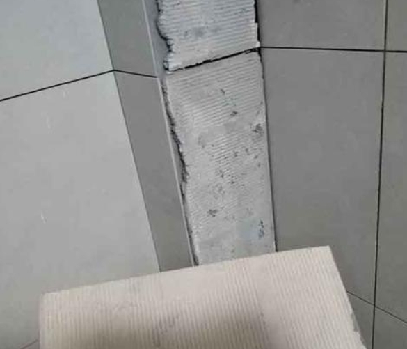 依安瓷砖空鼓维修公司分享下厨房瓷砖脱落的补救措施。